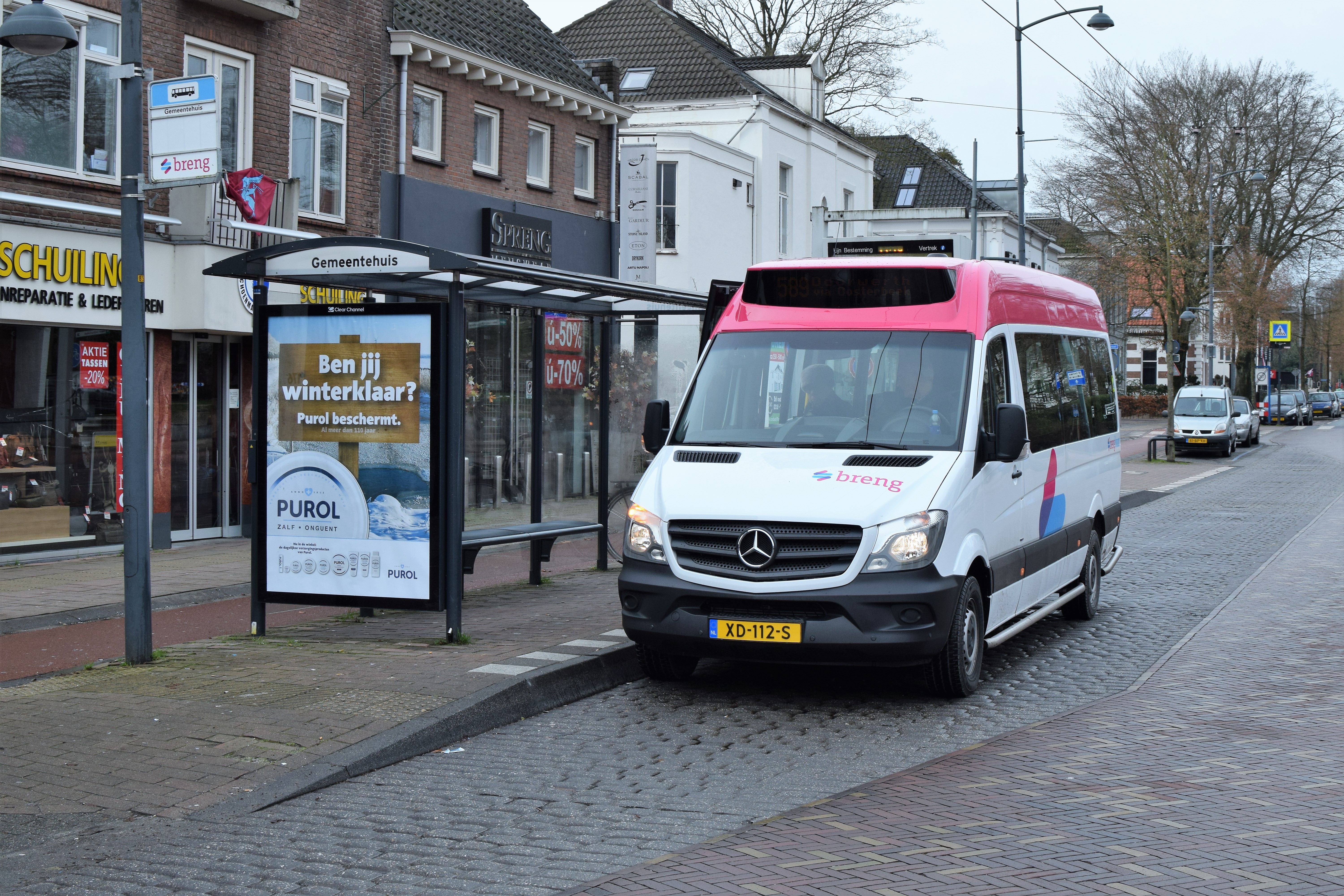 De buurtbus stopt bij de halte Gemeentehuis in Oosterbeek